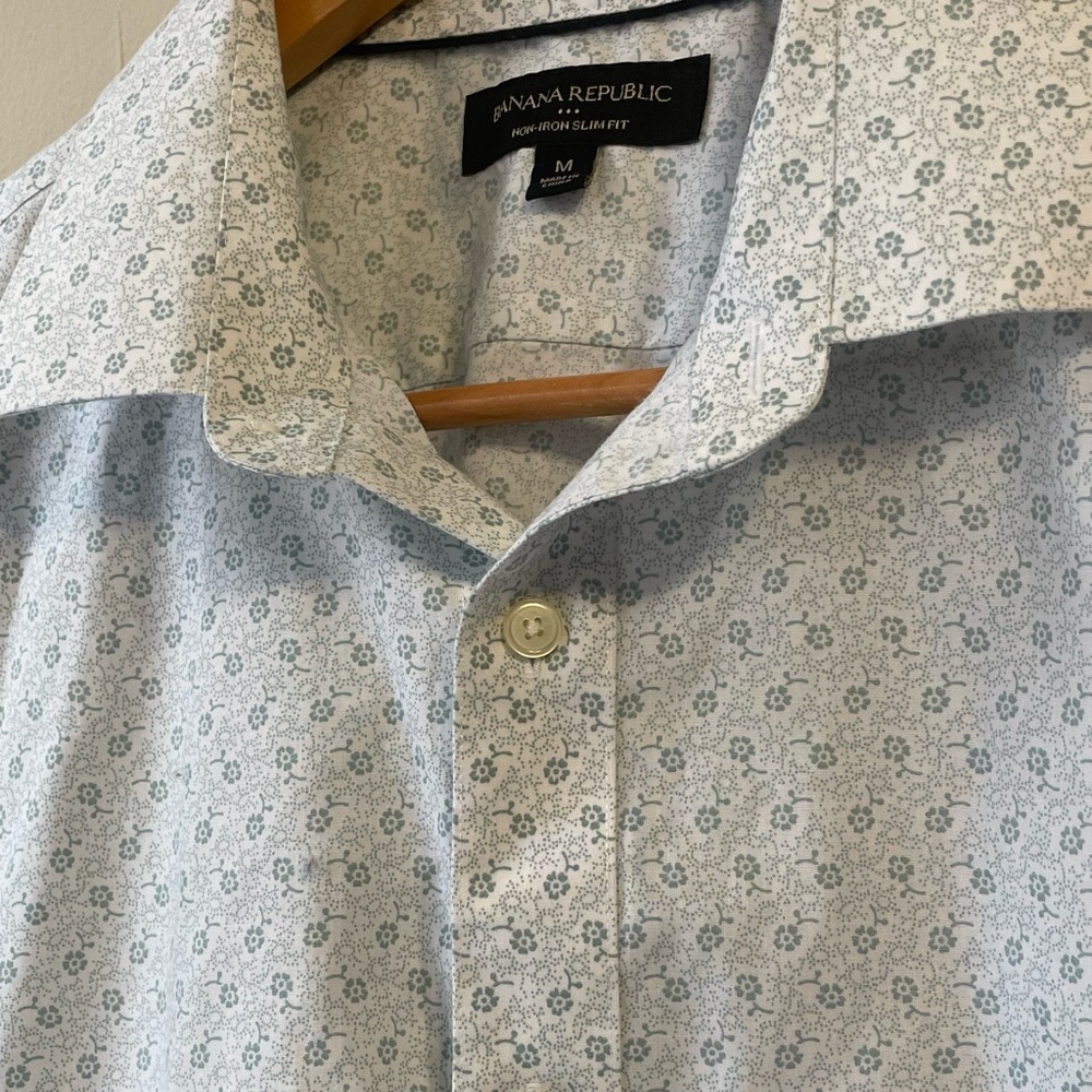 Banana Republic, Size Medium, white with a pattern that is a light soft green.